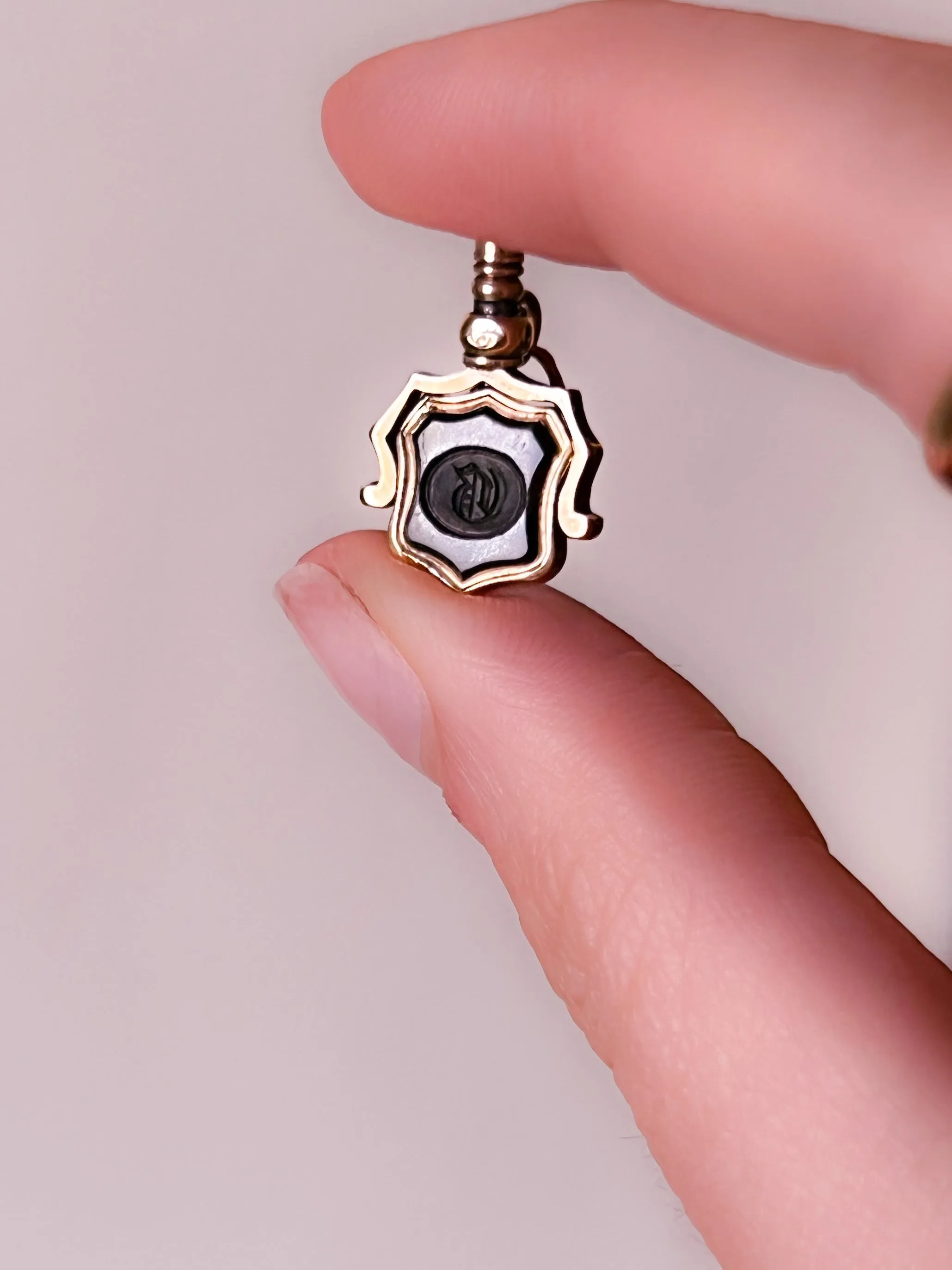 Delicious Onyx Watch Key in 9k