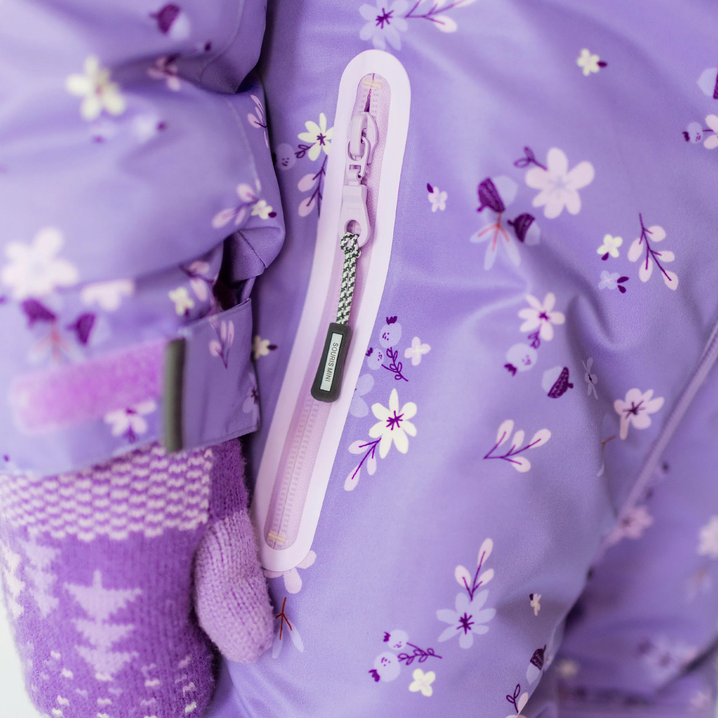 Habit de neige une-pièce mauve à motifs, enfant || Purple one-piece snowsuit with all over print, child