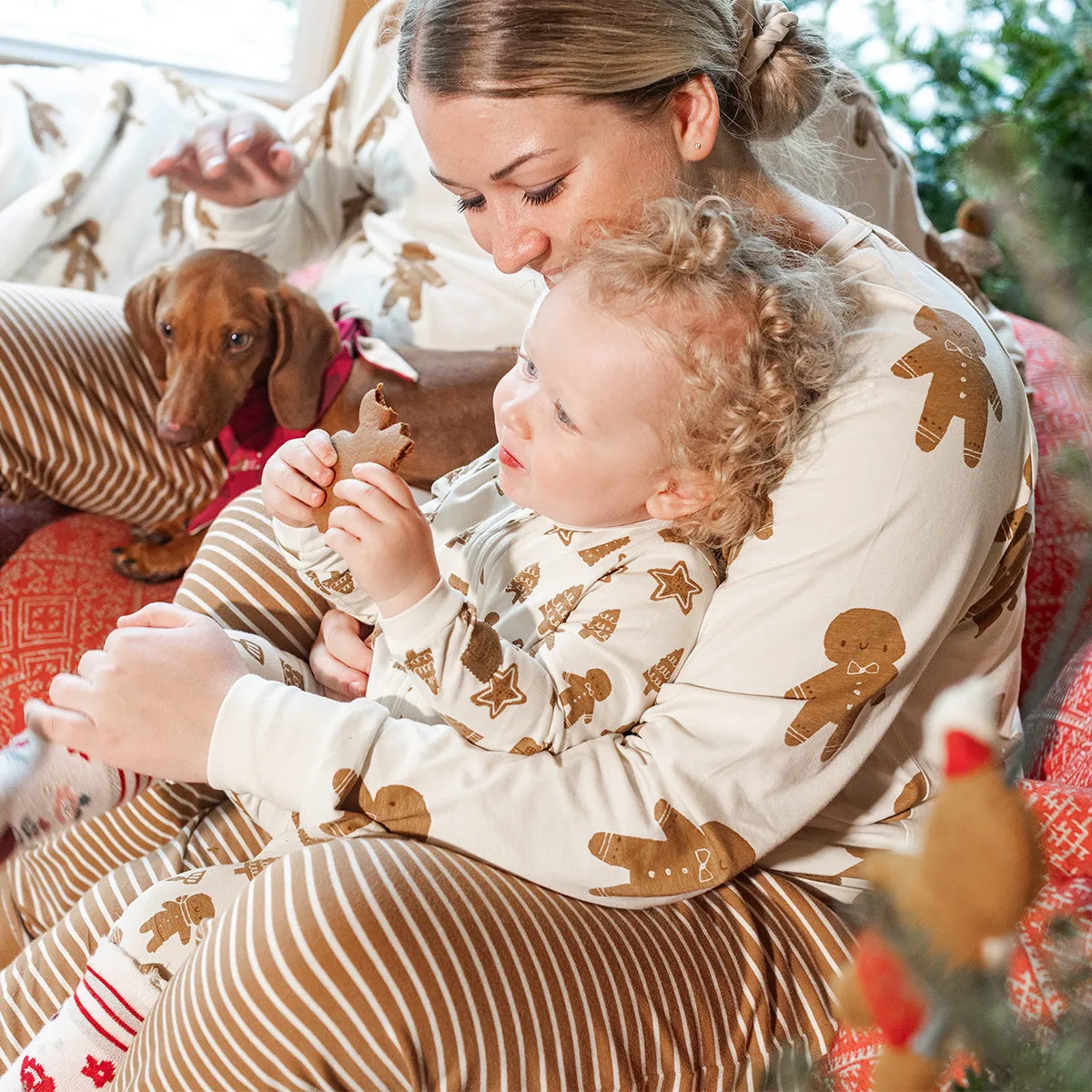 Pyjama une-pièce crème à motif de biscuits en jersey extensible, bébé || Cream one-piece pajama with an all over print of cookies in stretch jersey, baby