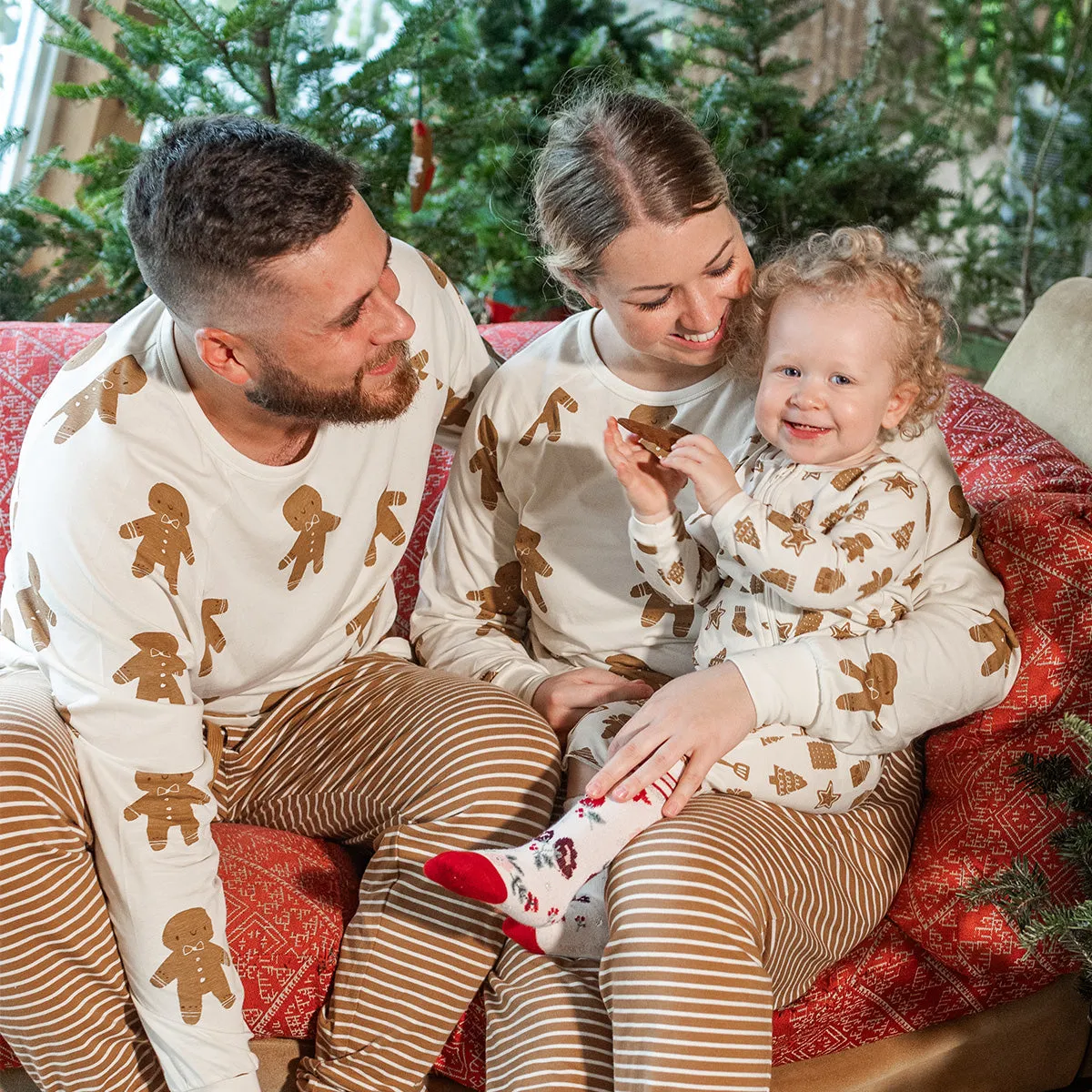 Pyjama une-pièce crème à motif de biscuits en jersey extensible, bébé || Cream one-piece pajama with an all over print of cookies in stretch jersey, baby