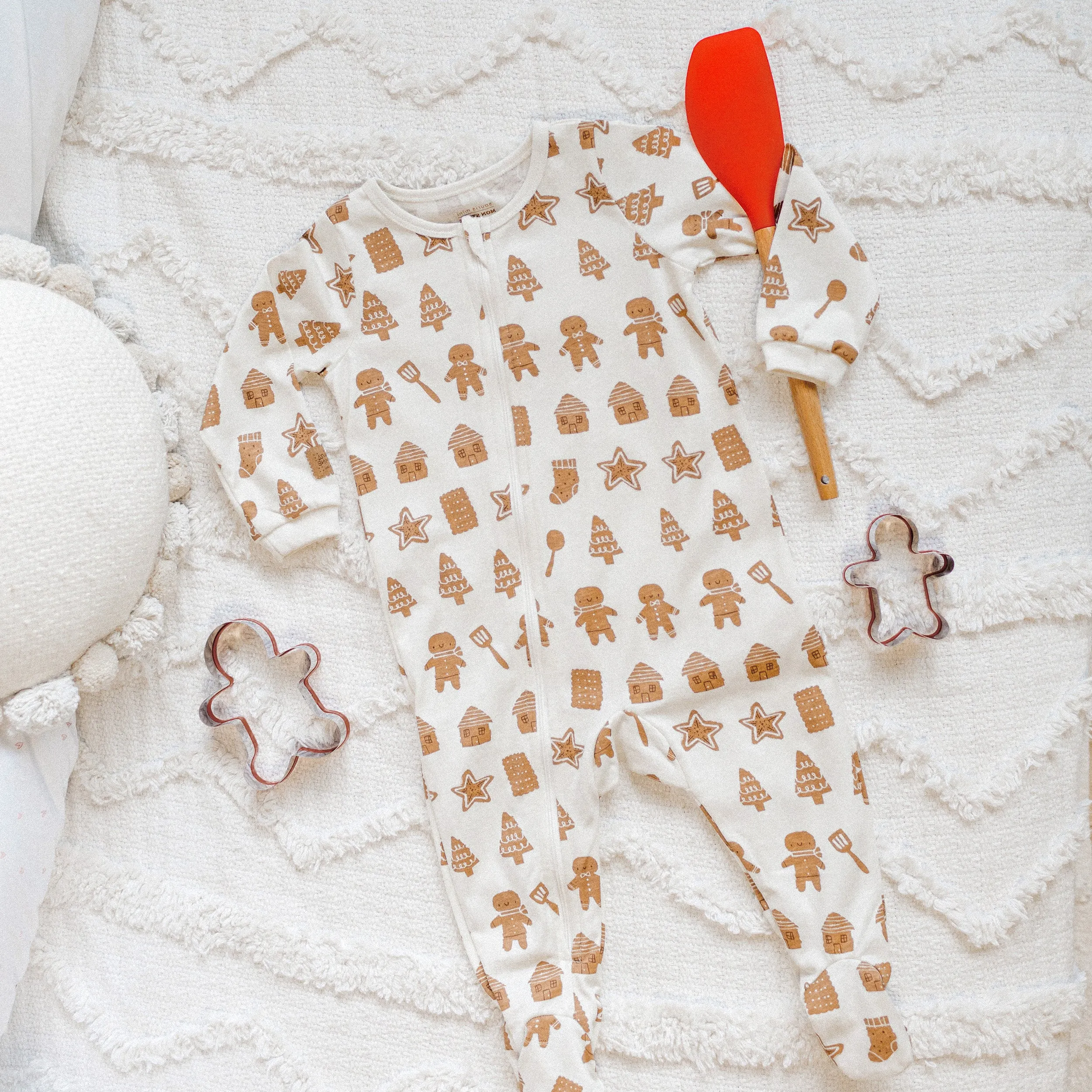 Pyjama une-pièce crème à motif de biscuits en jersey extensible, bébé || Cream one-piece pajama with an all over print of cookies in stretch jersey, baby