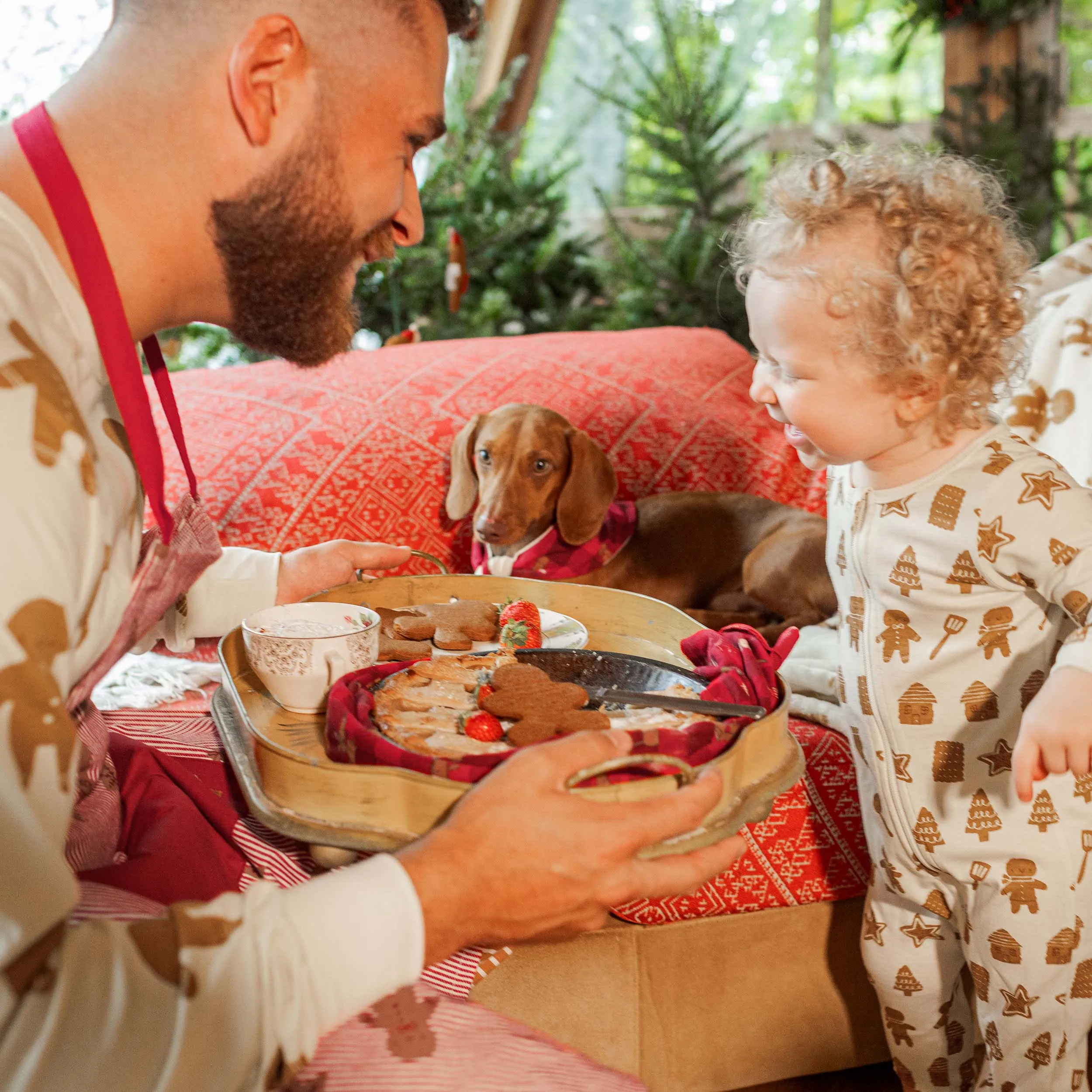 Pyjama une-pièce crème à motif de biscuits en jersey extensible, bébé || Cream one-piece pajama with an all over print of cookies in stretch jersey, baby