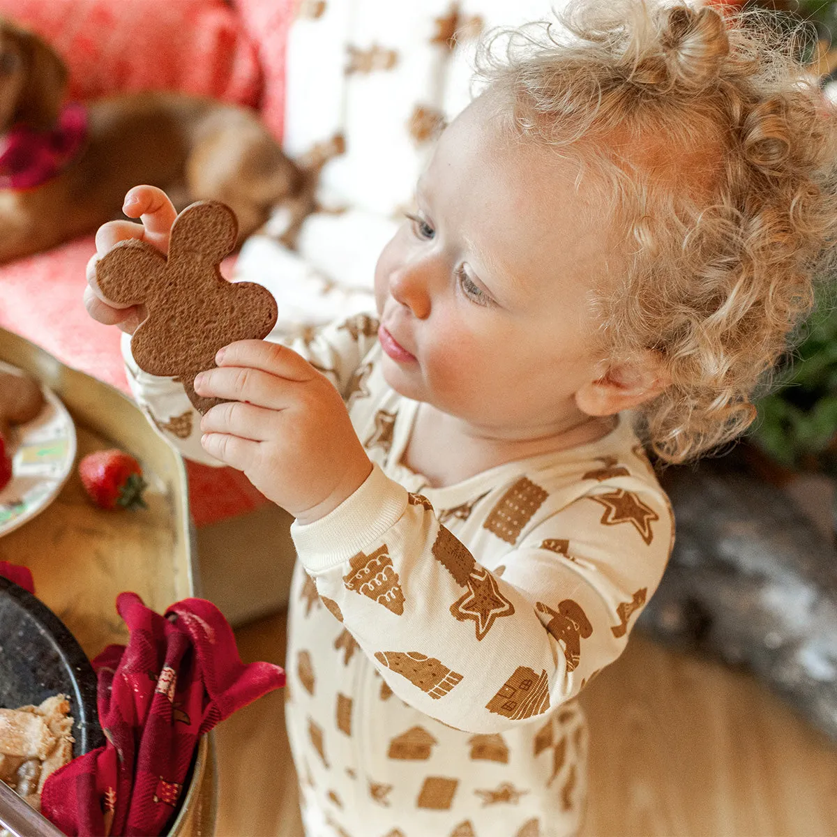 Pyjama une-pièce crème à motif de biscuits en jersey extensible, bébé || Cream one-piece pajama with an all over print of cookies in stretch jersey, baby