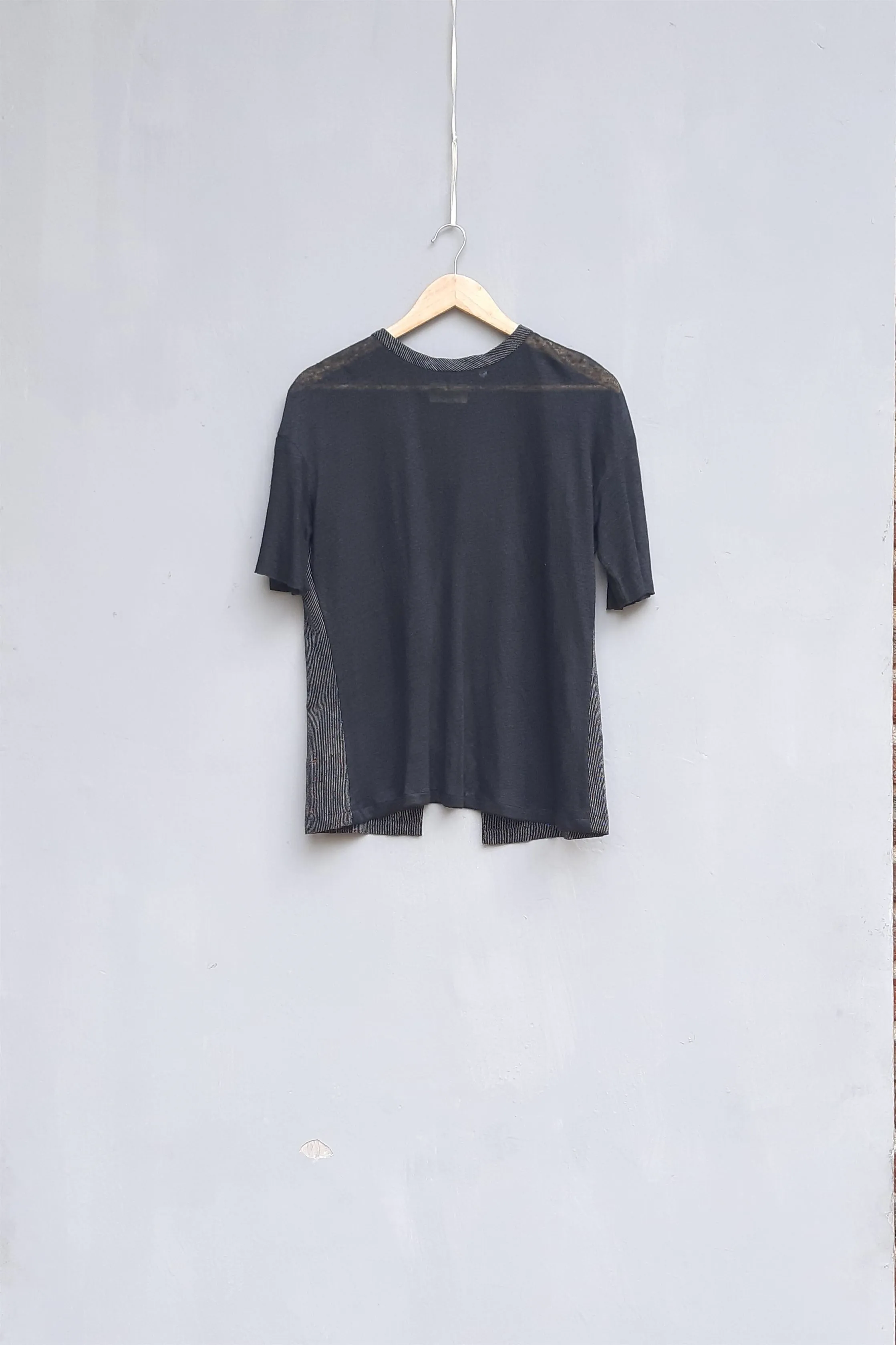 Urvashi Kaur   I   Shizuoka JERSEY T-SHIRT ARCILLA handloom cotton and linen silk jersey charcoal TESSELLATE- 37