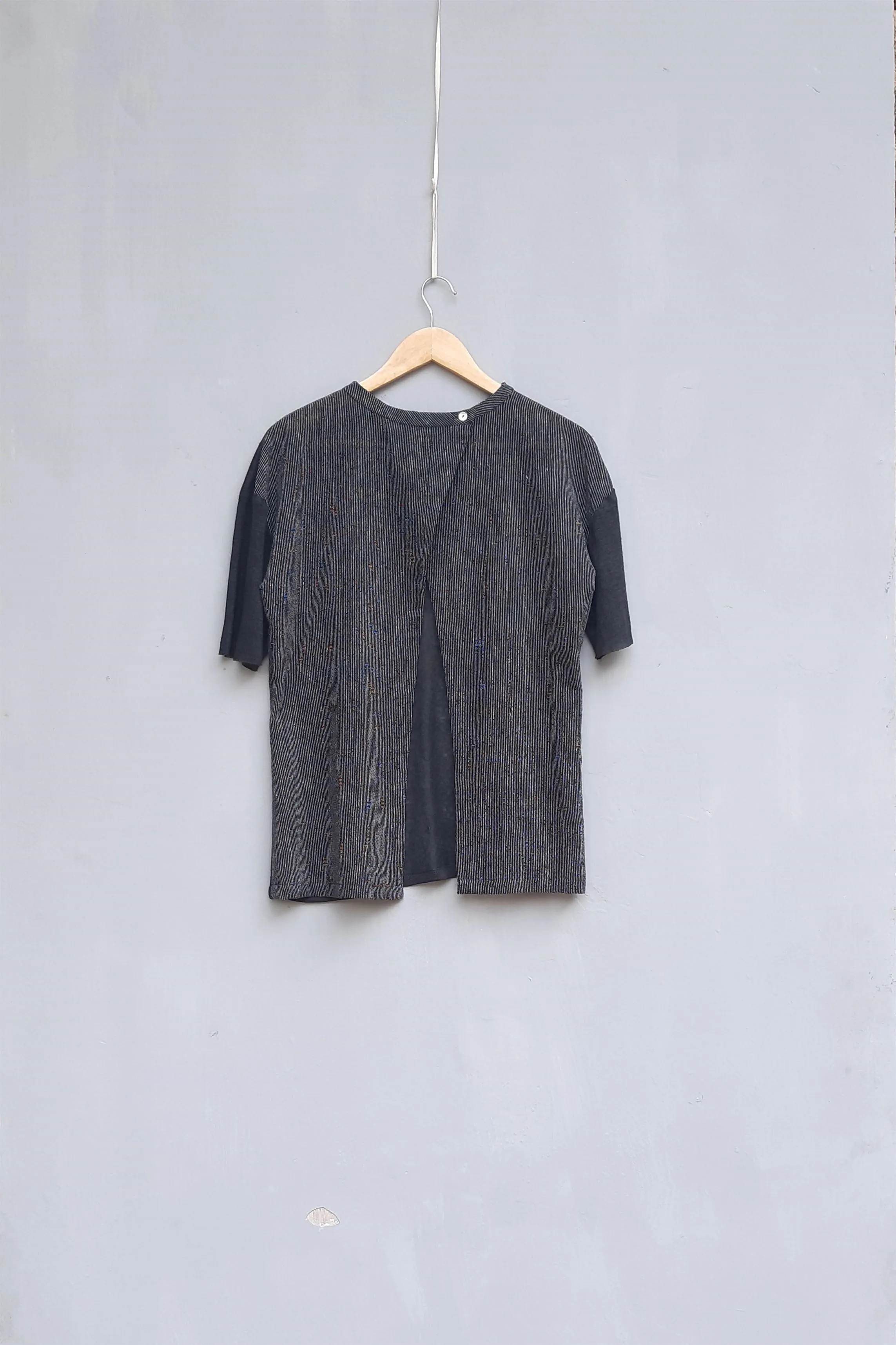 Urvashi Kaur   I   Shizuoka JERSEY T-SHIRT ARCILLA handloom cotton and linen silk jersey charcoal TESSELLATE- 37